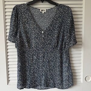 NWOT Navy and cream ditzy Floral Women's Top w/ flutter sleeve